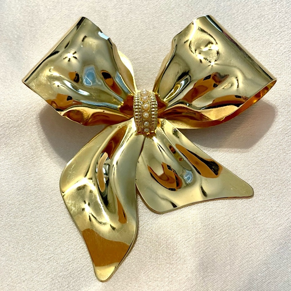 Vintage Gold Tone Bow Brooch Large Sculptural High Polish Pearl Center Pin